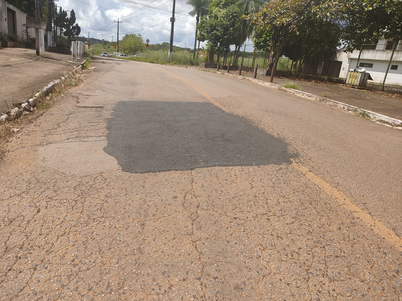 Após intervenção de Edwilson Negreiros, prefeitura faz operação tapa-buracos na Estrada de Santo Antônio, a via foi reparada da Rua Rogério Weber até a proximidade da Associação dos Magistrados